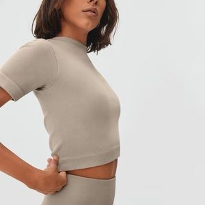Everlane Seamless Tee in Burnt Sugar (light brown), size M/L - short sleeve top